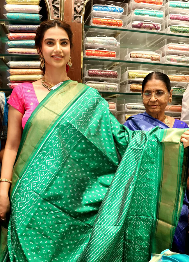 Actress Meenakshi Chaudhary in Vanasthalipuram HD Photos9