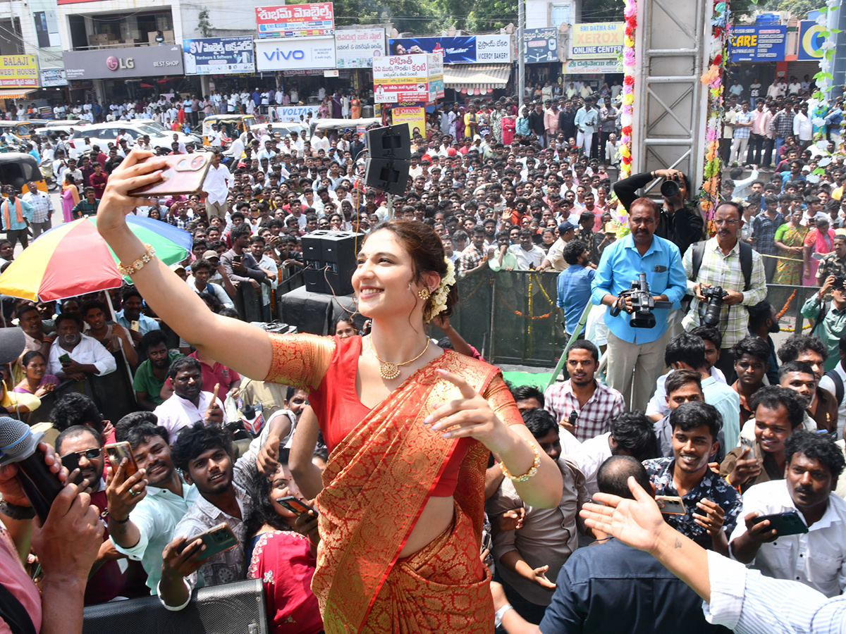 Film actress Ritika Nayak Creates a buzz in Nalgonda1