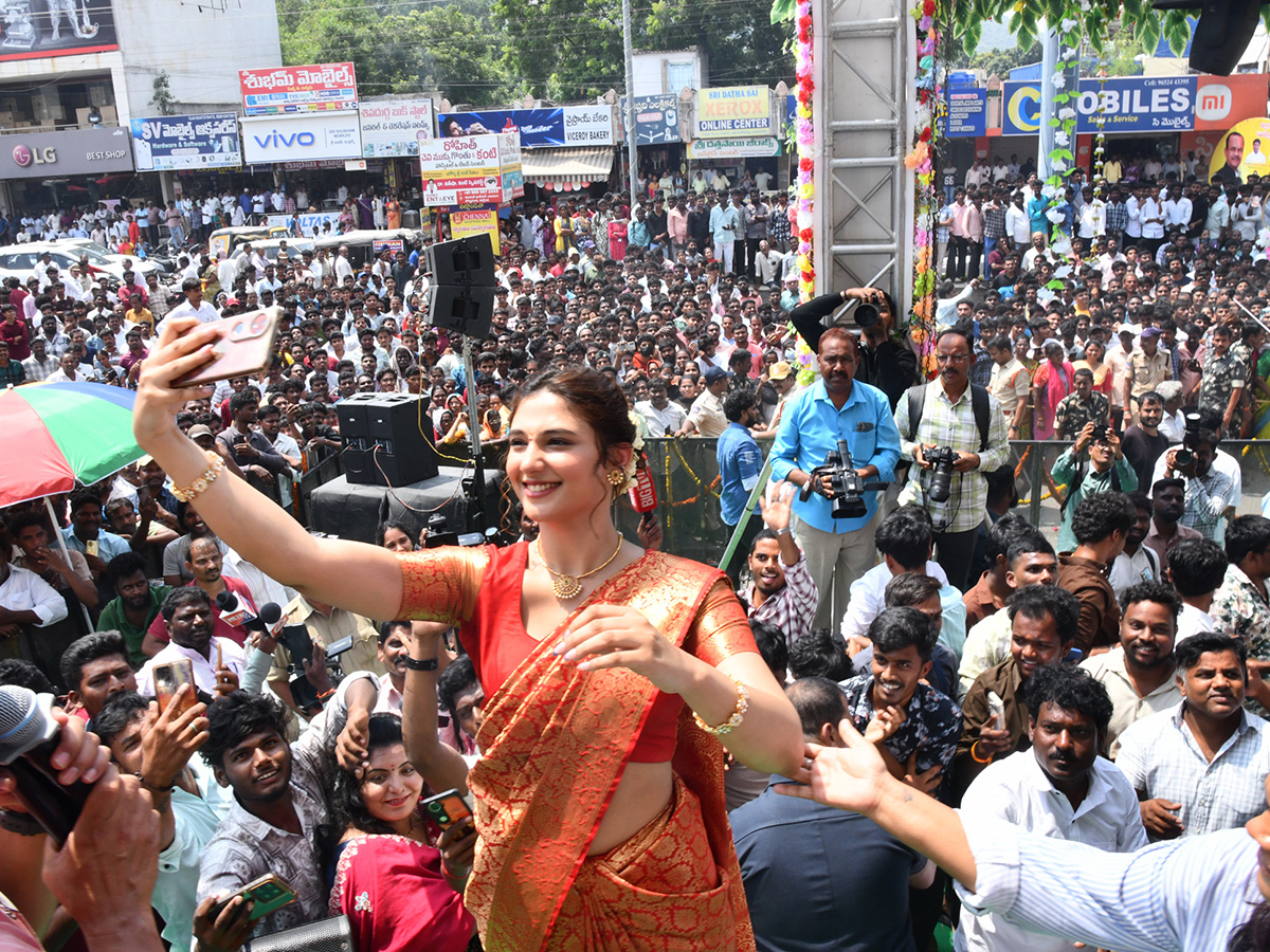 Film actress Ritika Nayak Creates a buzz in Nalgonda12