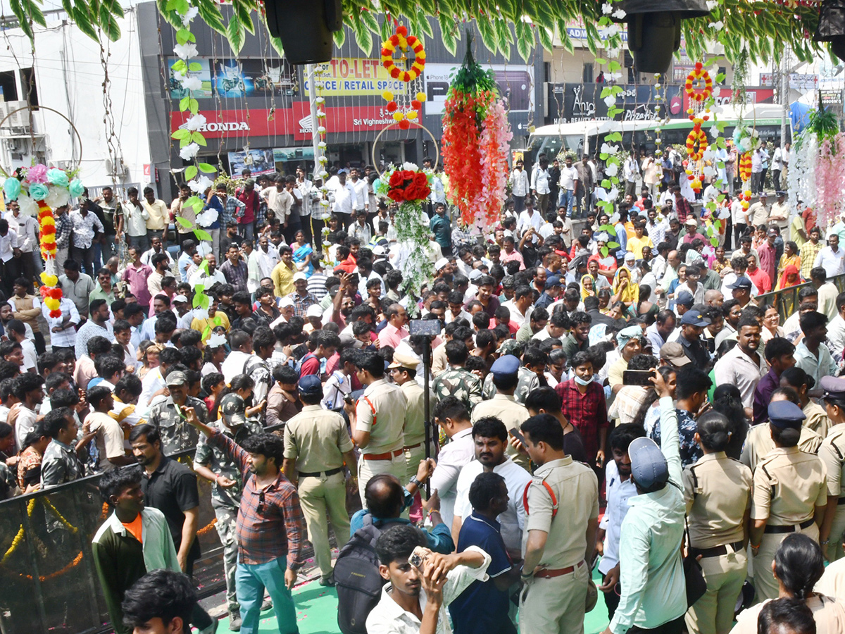 Film actress Ritika Nayak Creates a buzz in Nalgonda16