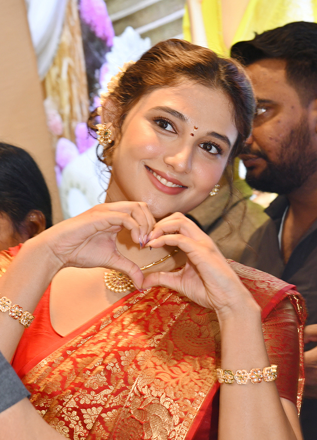 Film actress Ritika Nayak Creates a buzz in Nalgonda19