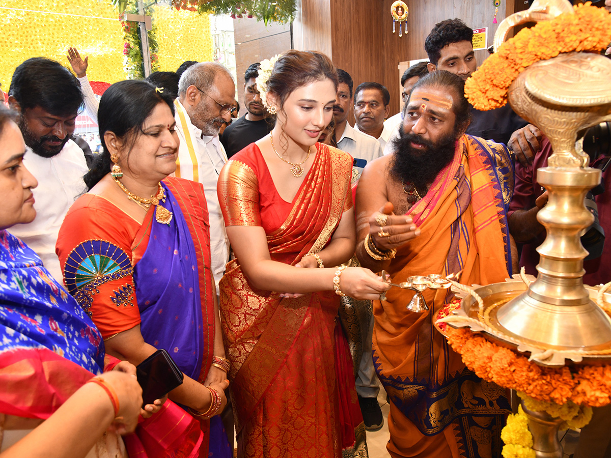 Film actress Ritika Nayak Creates a buzz in Nalgonda5