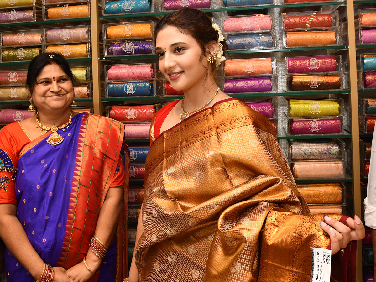 Film actress Ritika Nayak Creates a buzz in Nalgonda9