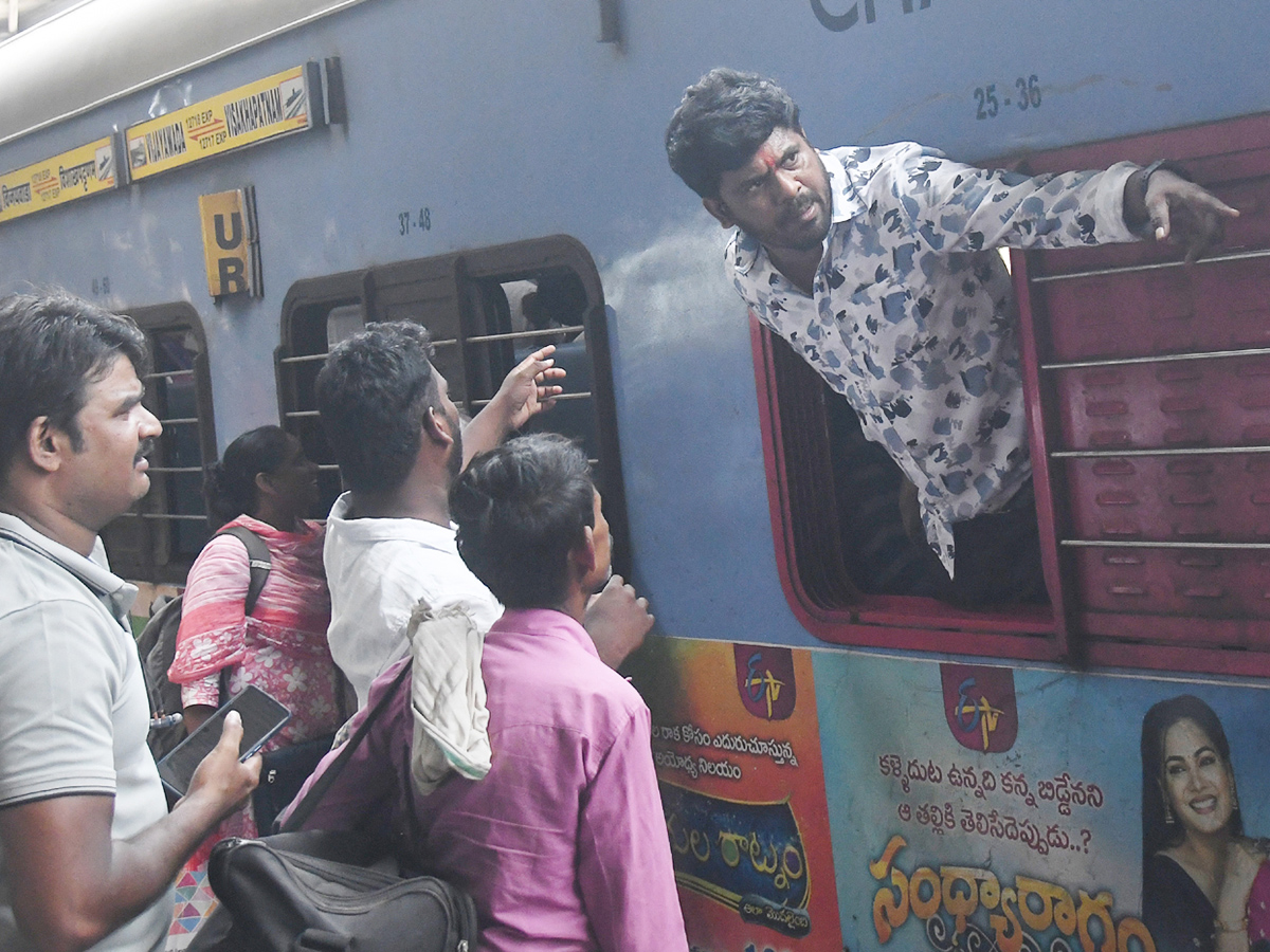 Dasara Holidays Trigger Heavy Railway Rush11