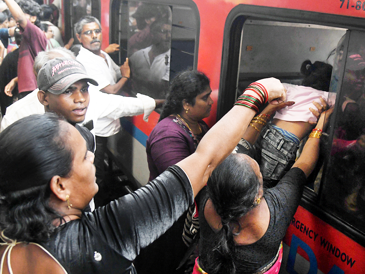 Dasara Holidays Trigger Heavy Railway Rush4