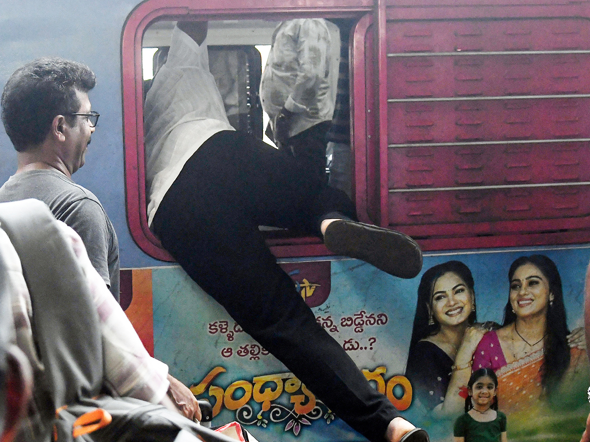 Dasara Holidays Trigger Heavy Railway Rush5