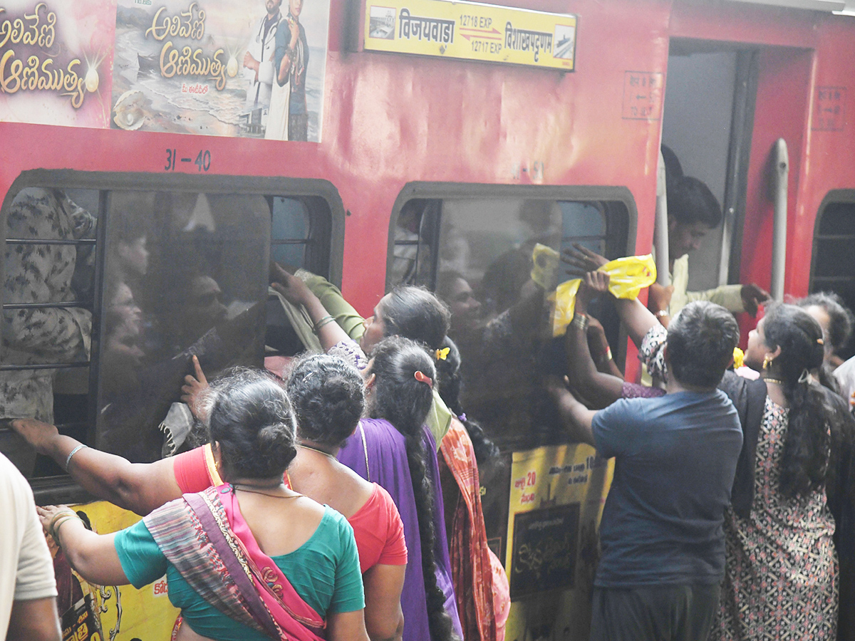 Dasara Holidays Trigger Heavy Railway Rush9
