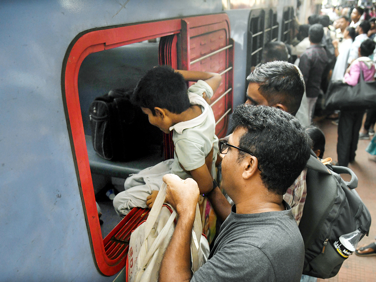 Dasara Holidays Trigger Heavy Railway Rush10