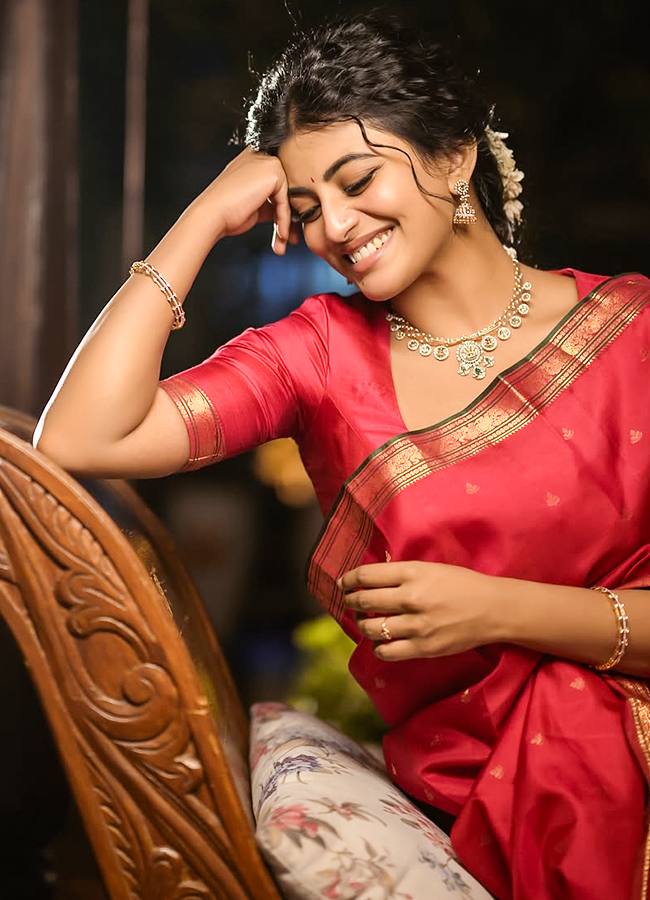 Anandhi Stuns in a Traditional Silk Saree: Photos11