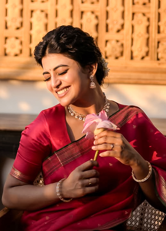 Anandhi Stuns in a Traditional Silk Saree: Photos15