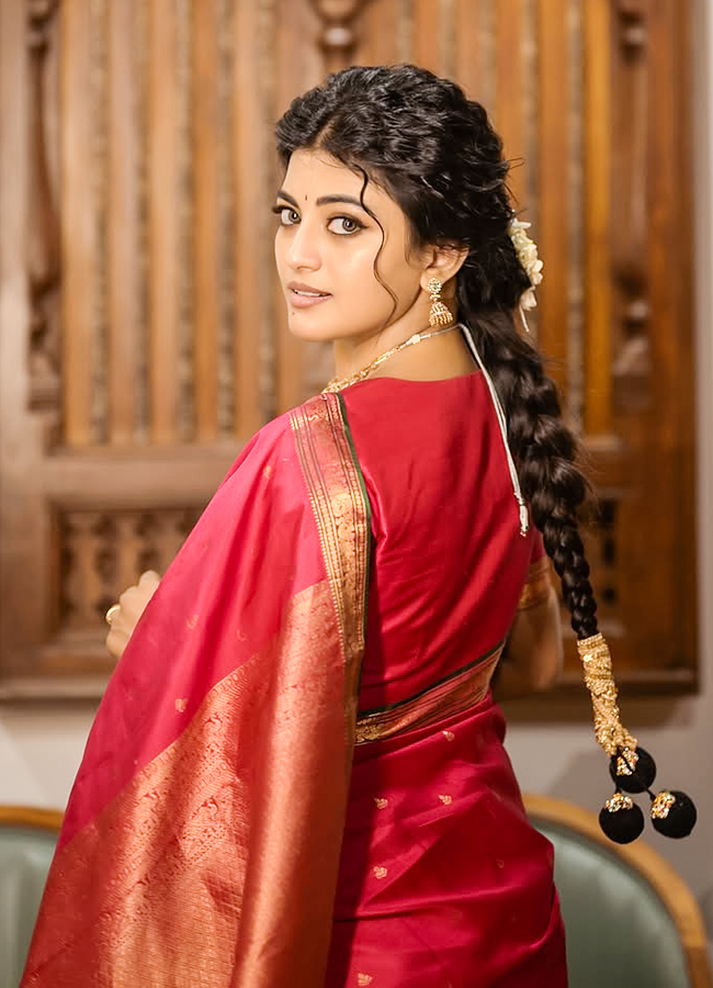Anandhi Stuns in a Traditional Silk Saree: Photos16
