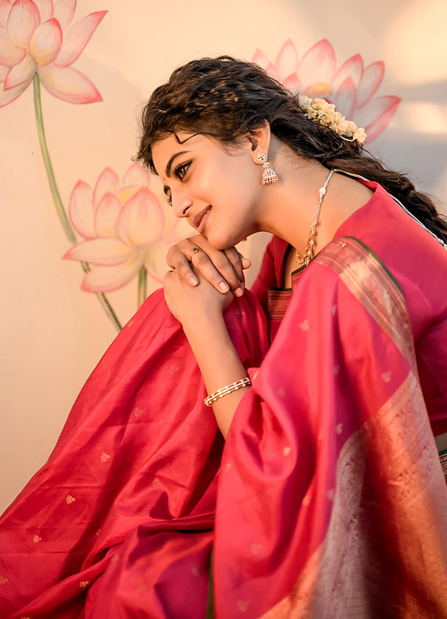 Anandhi Stuns in a Traditional Silk Saree: Photos7