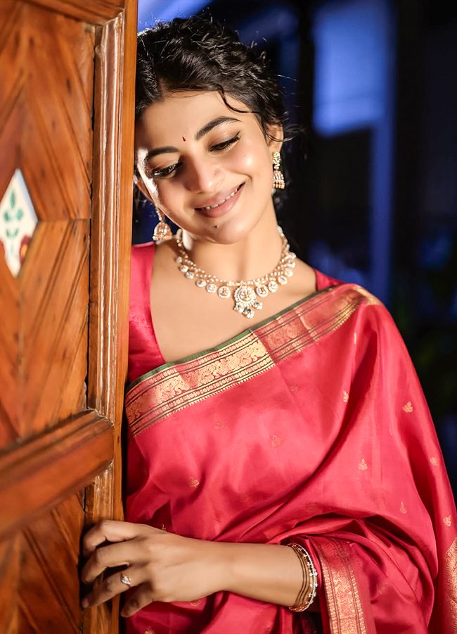 Anandhi Stuns in a Traditional Silk Saree: Photos8