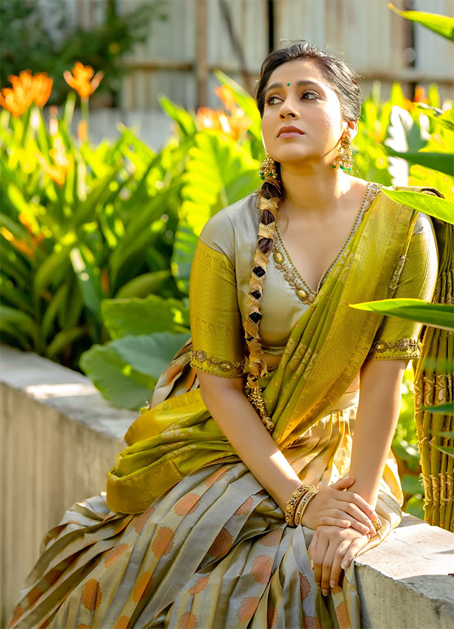 Anchor Rashmi Gautam HD Photo Gallery2