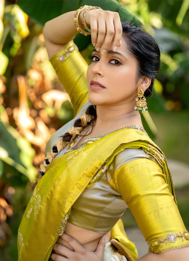 Anchor Rashmi Gautam HD Photo Gallery4