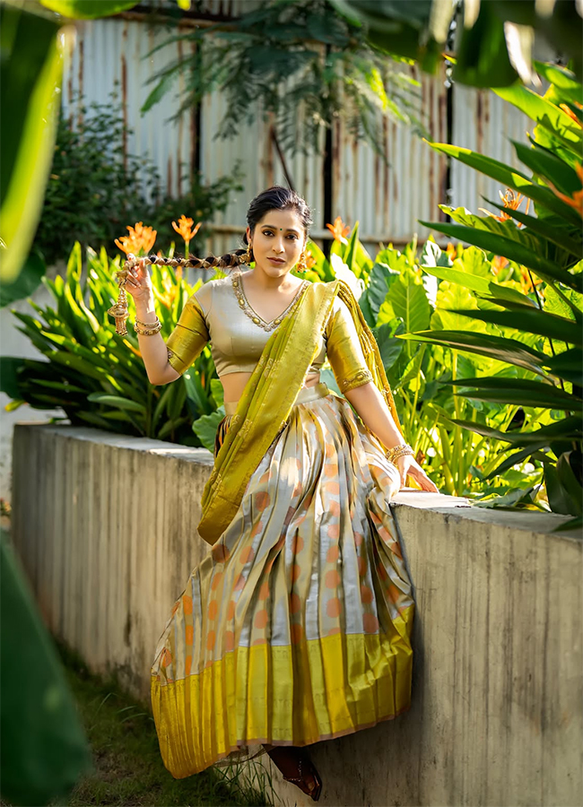 Anchor Rashmi Gautam HD Photo Gallery5