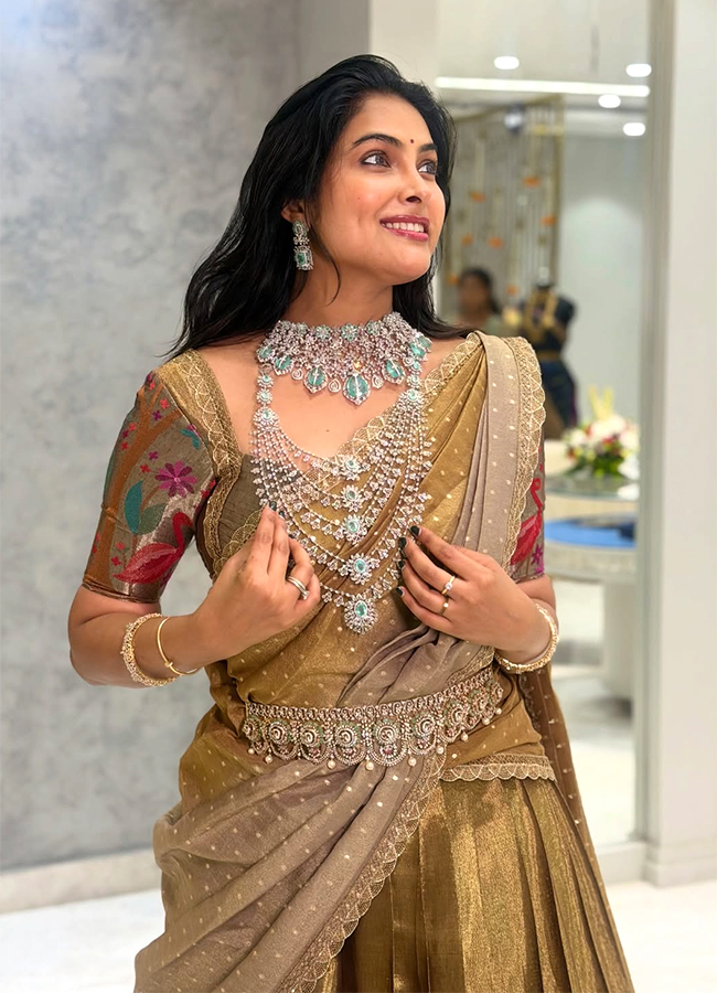 Bigg Boss Fame Divi Vadthya Latest Photos Viral11