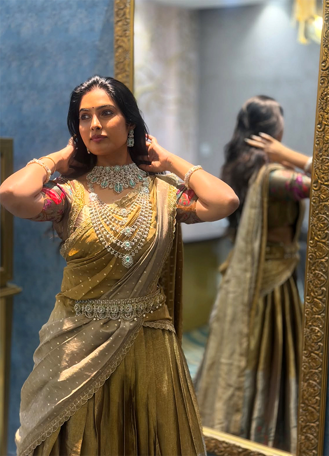 Bigg Boss Fame Divi Vadthya Latest Photos Viral13
