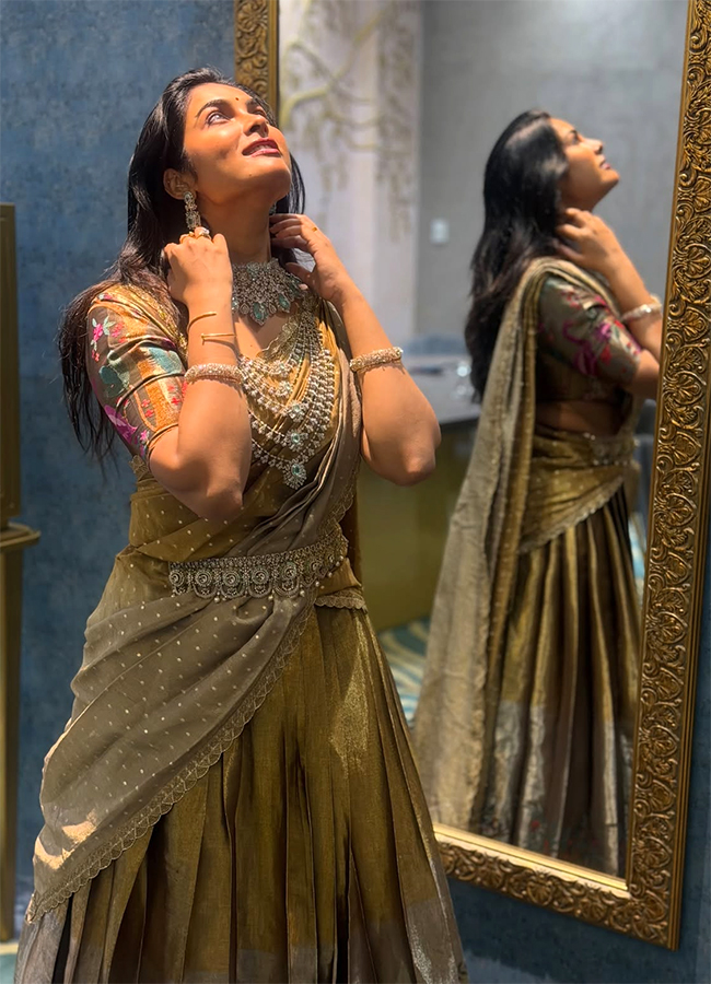 Bigg Boss Fame Divi Vadthya Latest Photos Viral14