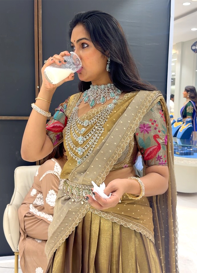 Bigg Boss Fame Divi Vadthya Latest Photos Viral16