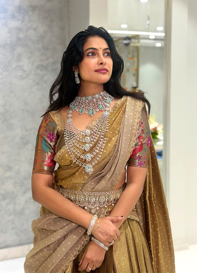 Bigg Boss Fame Divi Vadthya Latest Photos Viral2