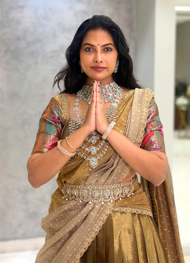 Bigg Boss Fame Divi Vadthya Latest Photos Viral8