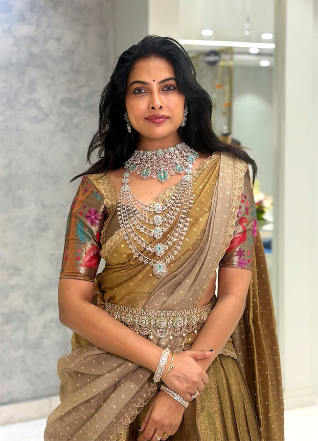 Bigg Boss Fame Divi Vadthya Latest Photos Viral9