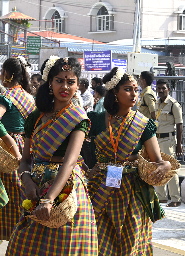 Tirumala : Sri Malayappa Swamy Chinna Sesha Vahanam HD Photos13