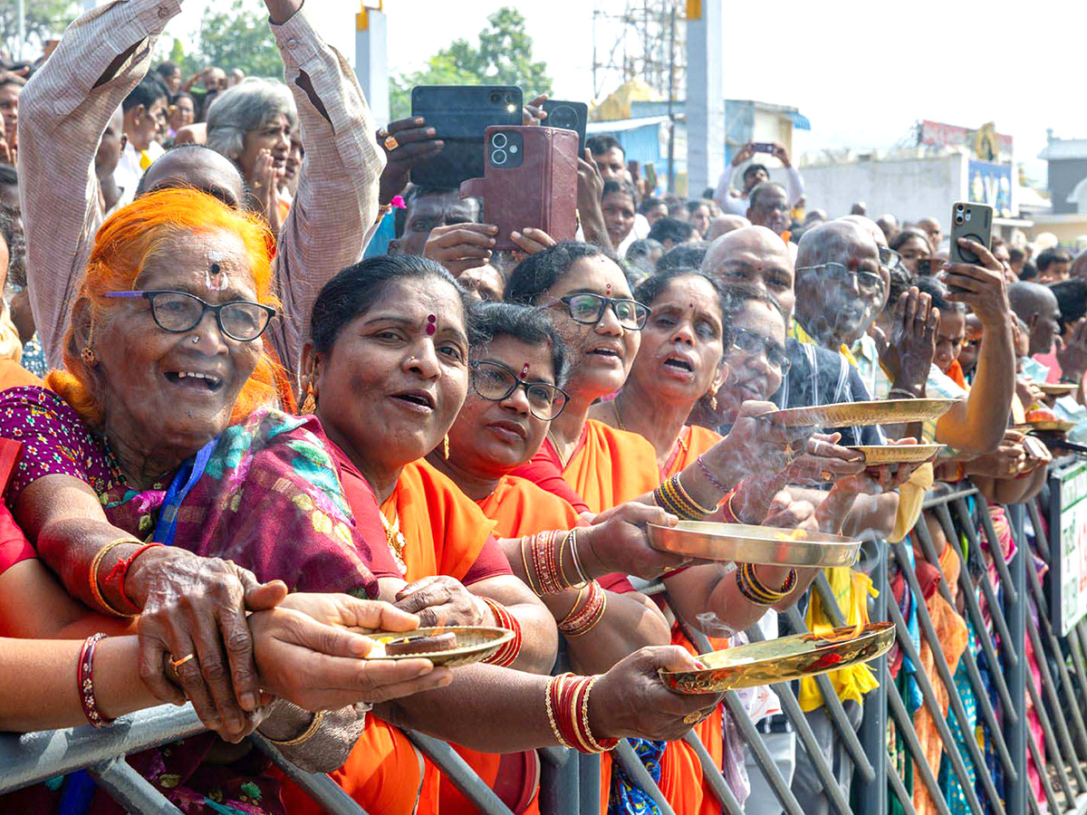 Tirumala : Sri Malayappa Swamy Chinna Sesha Vahanam HD Photos29