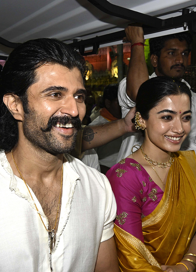 Vijay Deverakonda and Rashmika Mandanna Visits Tirumala11