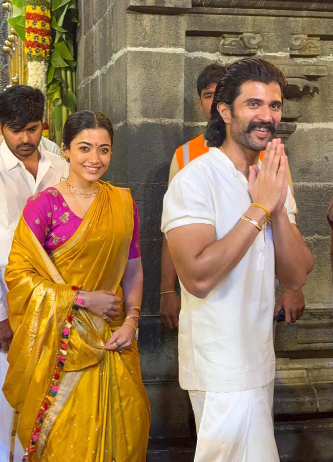 Vijay Deverakonda and Rashmika Mandanna Visits Tirumala4