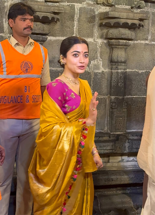 Vijay Deverakonda and Rashmika Mandanna Visits Tirumala5