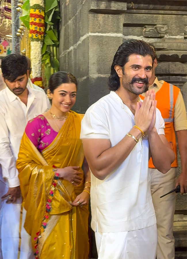 Vijay Deverakonda and Rashmika Mandanna Visits Tirumala7