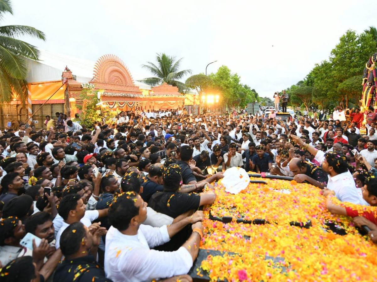 YS Jagan Attend Siva Reddy Wedding in Bhogapuram Photos14