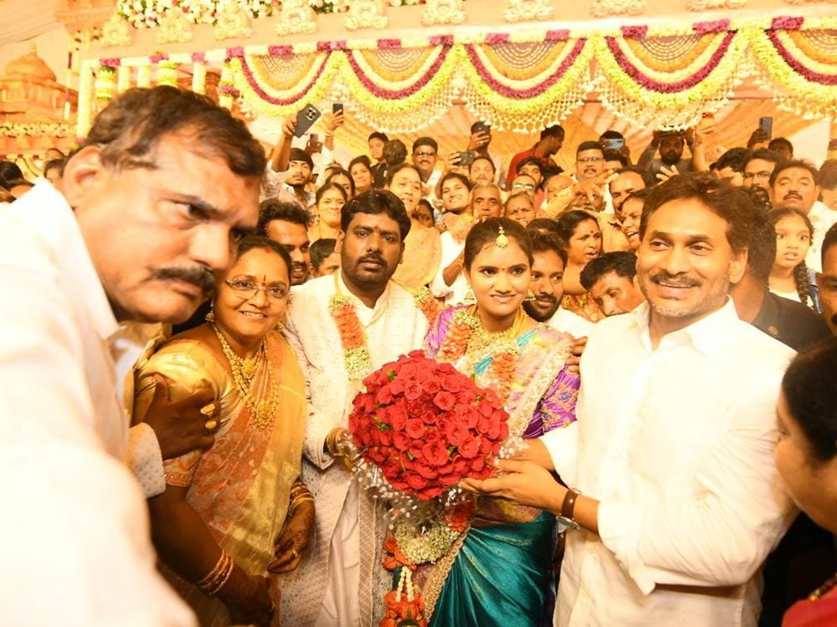YS Jagan Attend Siva Reddy Wedding in Bhogapuram Photos2