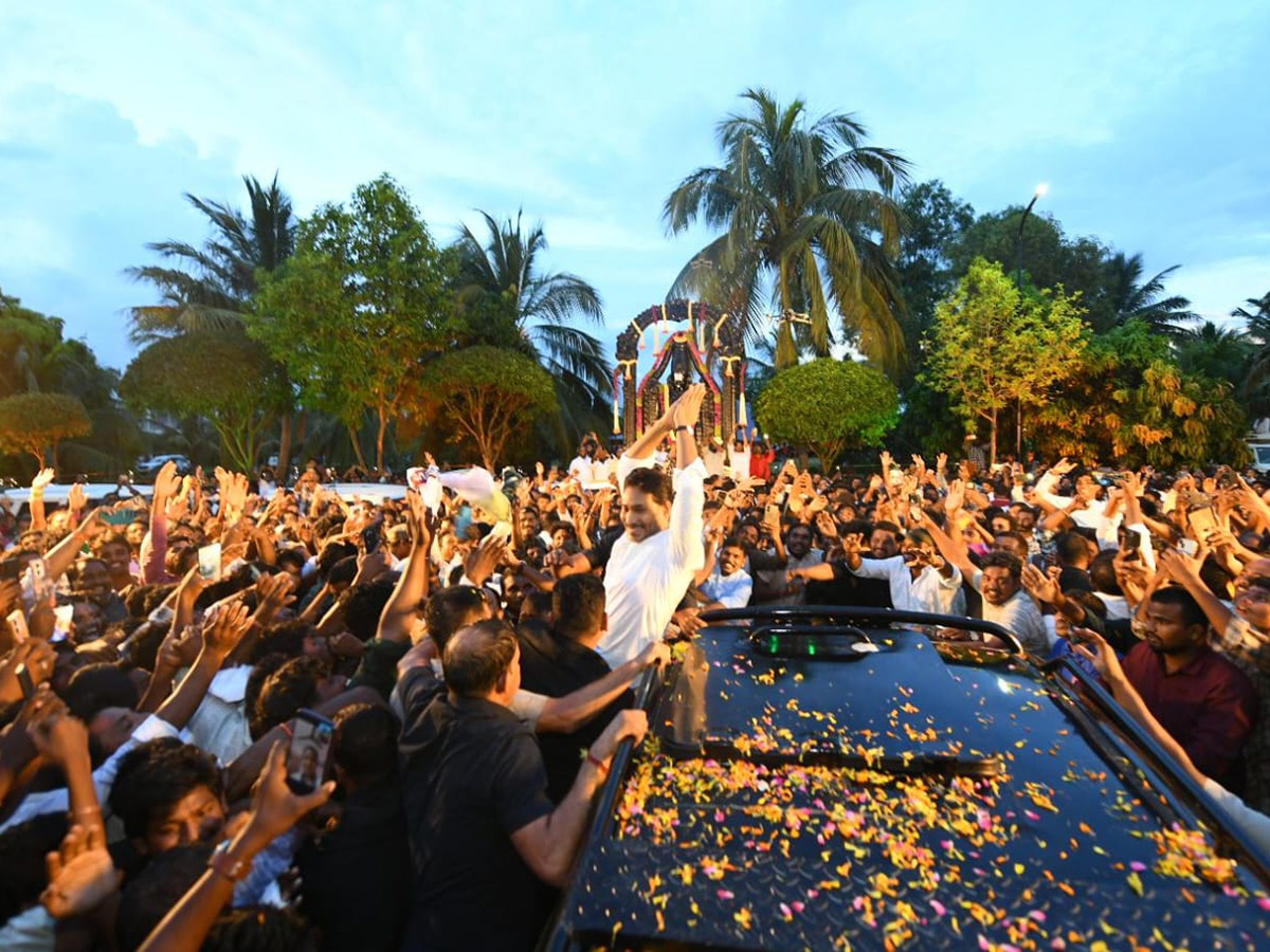 YS Jagan Attend Siva Reddy Wedding in Bhogapuram Photos4