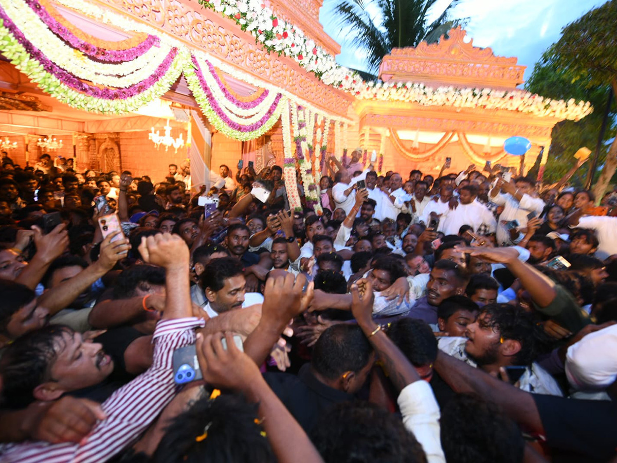 YS Jagan Attend Siva Reddy Wedding in Bhogapuram Photos5