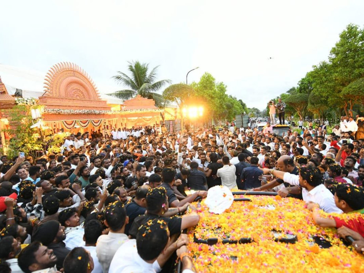 YS Jagan Attend Siva Reddy Wedding in Bhogapuram Photos6