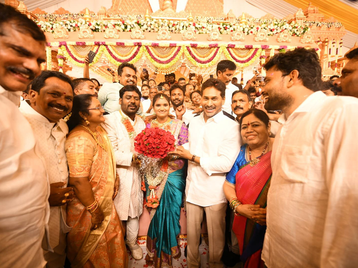YS Jagan Attend Siva Reddy Wedding in Bhogapuram Photos8