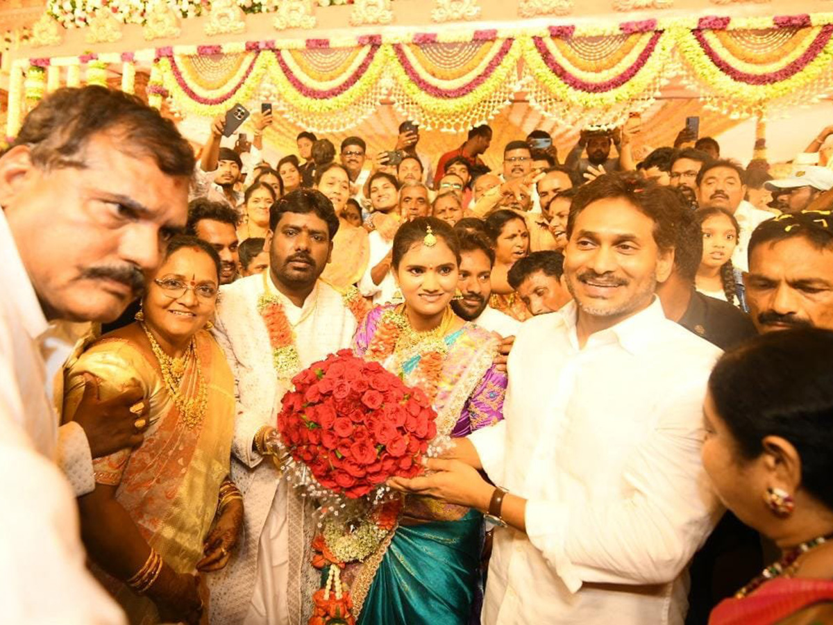 YS Jagan Attend Siva Reddy Wedding in Bhogapuram Photos9