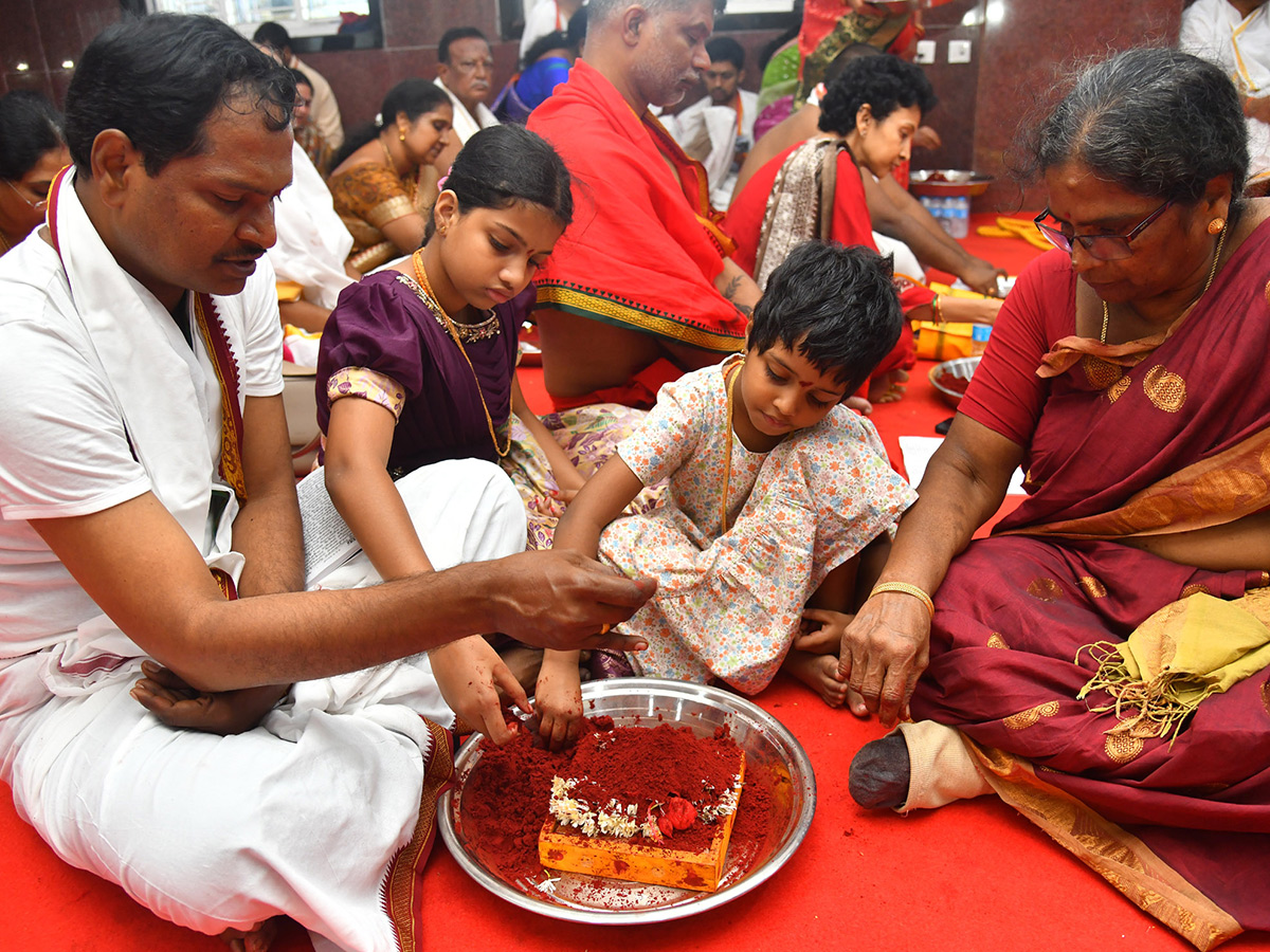 Dussehra 2026 : Heavy Rush at Vijayawada Indrakeeladri10