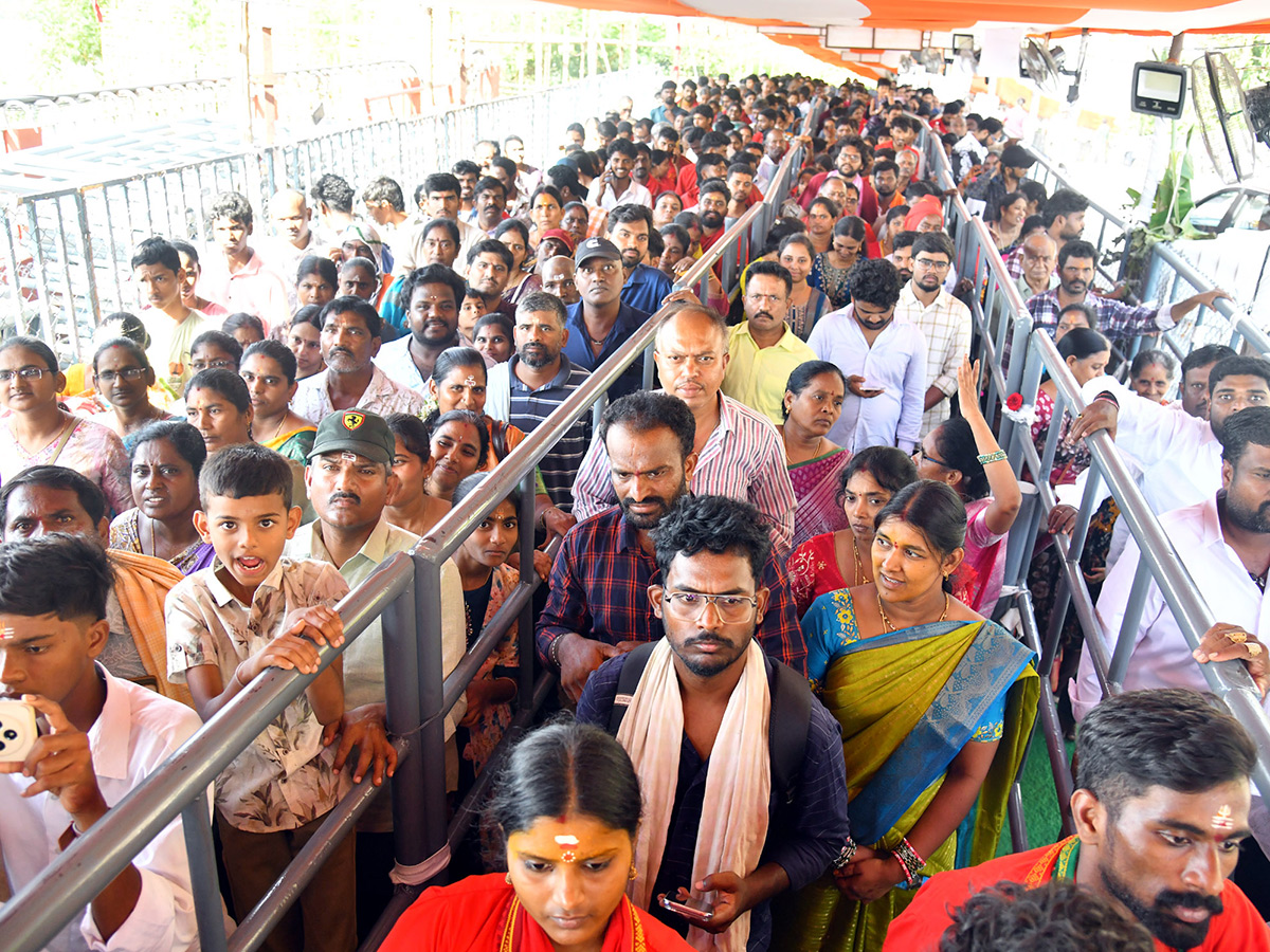 Dussehra 2026 : Heavy Rush at Vijayawada Indrakeeladri11