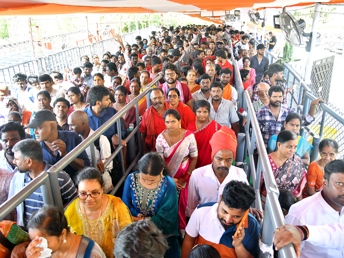 Dussehra 2026 : Heavy Rush at Vijayawada Indrakeeladri12
