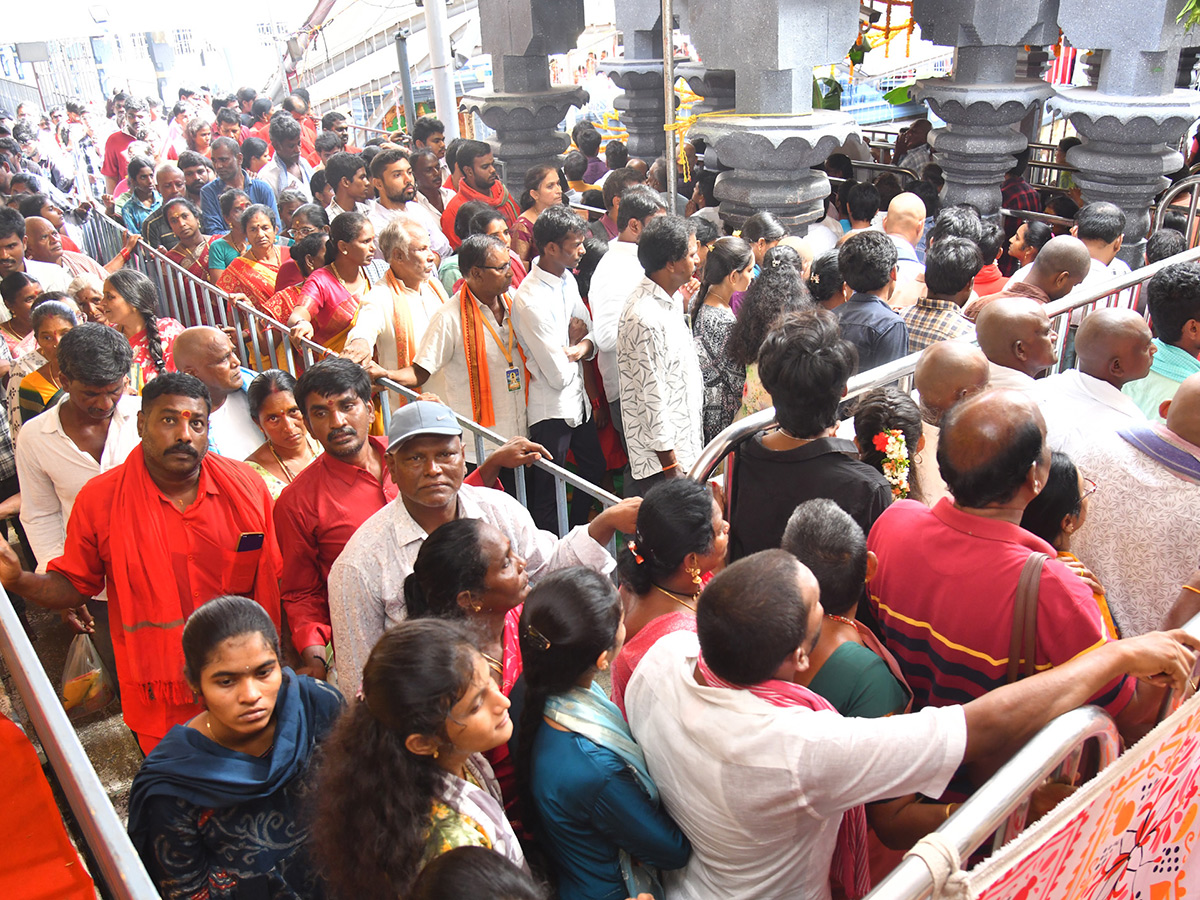 Dussehra 2026 : Heavy Rush at Vijayawada Indrakeeladri13