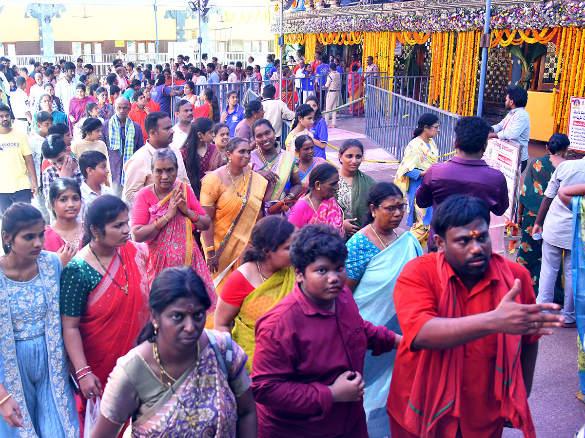 Dussehra 2026 : Heavy Rush at Vijayawada Indrakeeladri15