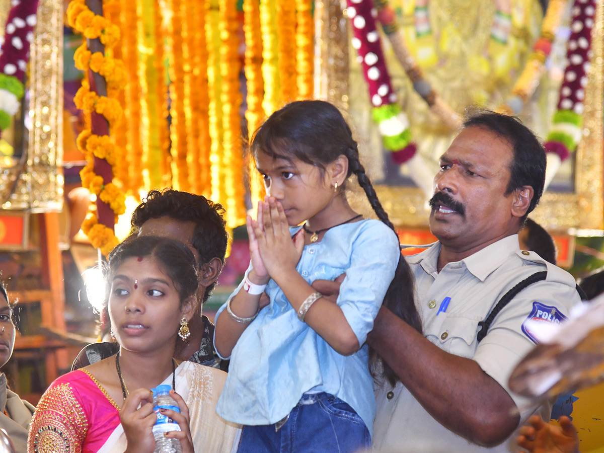Dussehra 2026 : Heavy Rush at Vijayawada Indrakeeladri16