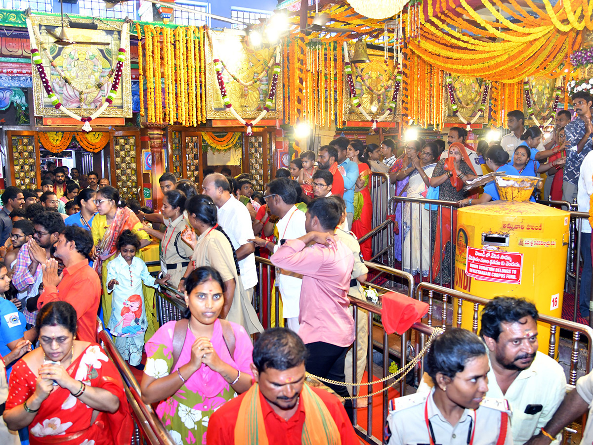 Dussehra 2026 : Heavy Rush at Vijayawada Indrakeeladri18