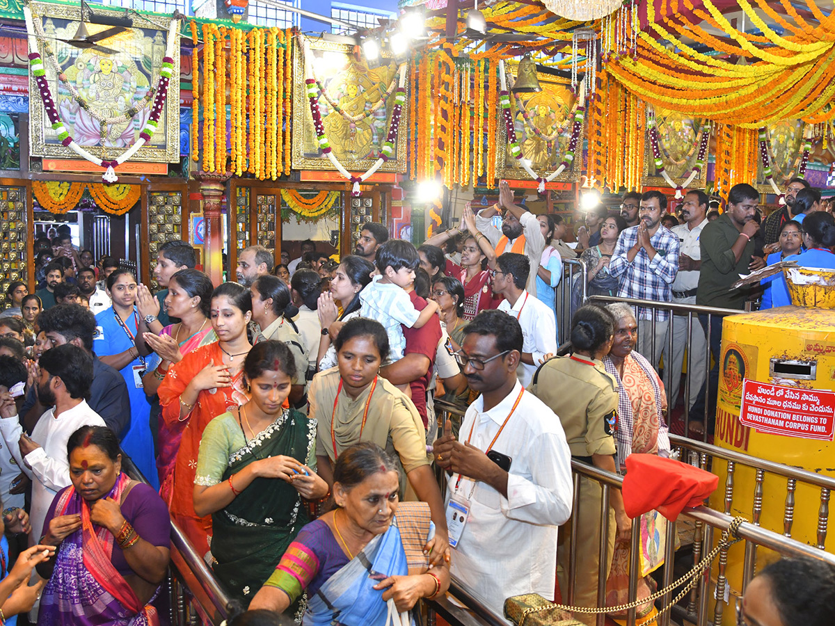 Dussehra 2026 : Heavy Rush at Vijayawada Indrakeeladri19
