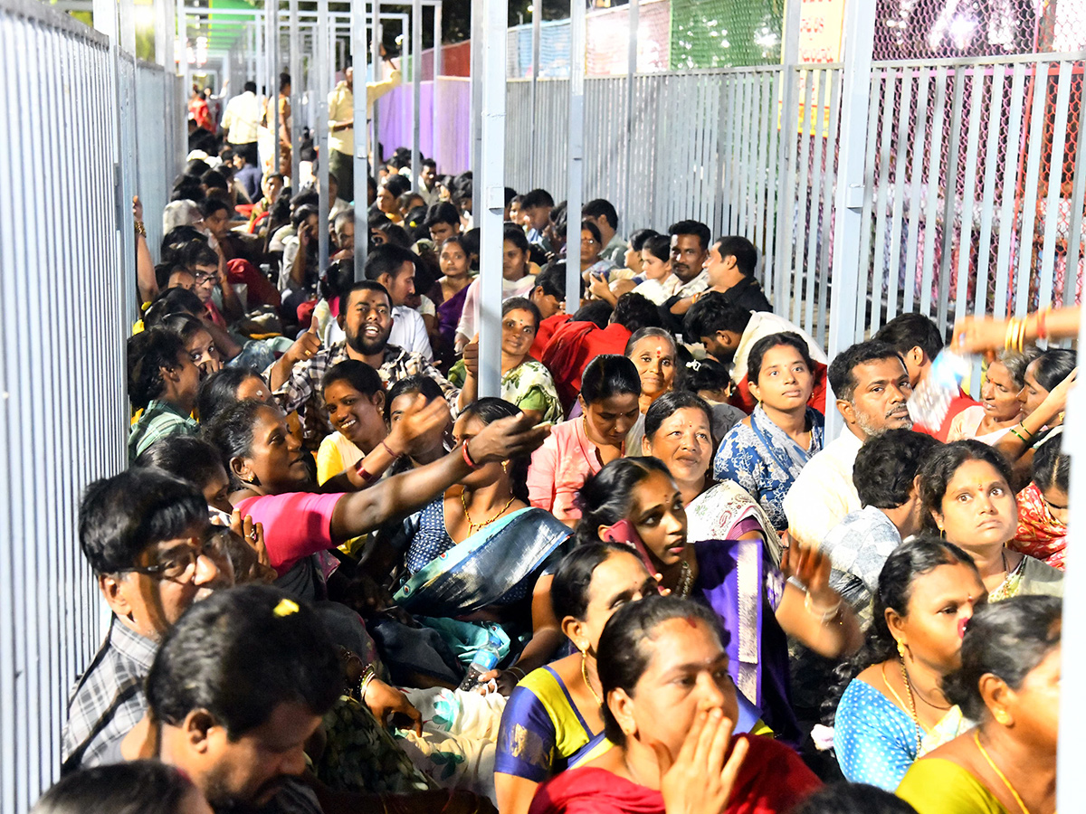 Dussehra 2026 : Heavy Rush at Vijayawada Indrakeeladri2
