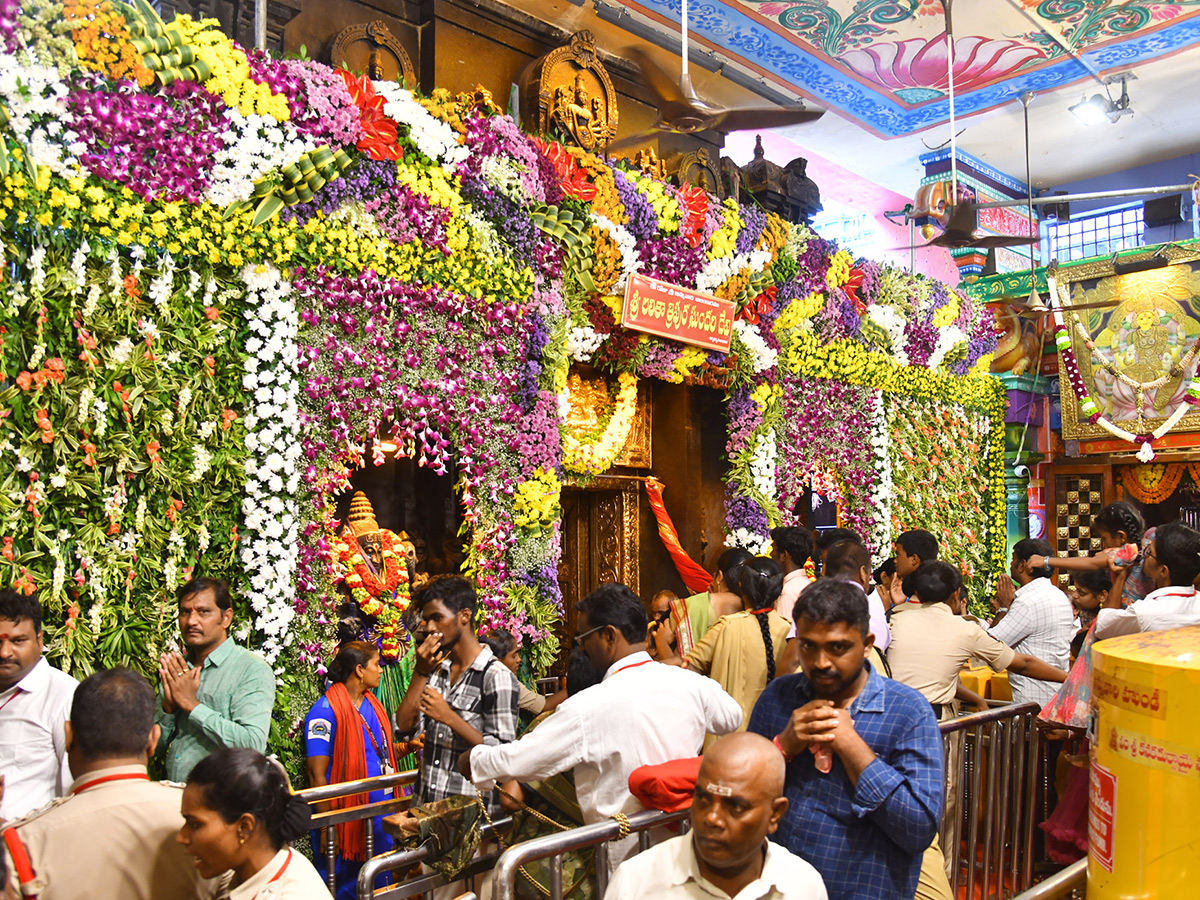 Dussehra 2026 : Heavy Rush at Vijayawada Indrakeeladri20